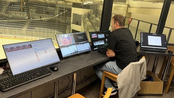 Třímonitorová živá broadcast stanice u hokejového stadionu